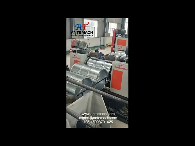 Línea de producción de tambores de acero en funcionamiento.